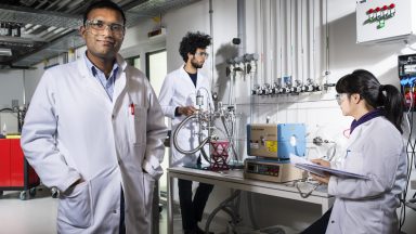 Portrait de Kumar Varoon Agrawal dans son laboratoire