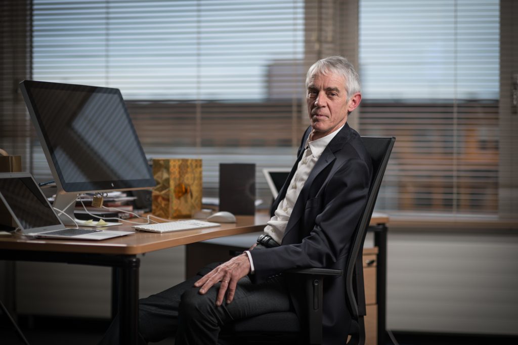 Portrait de Martin Vetterli à son bureau