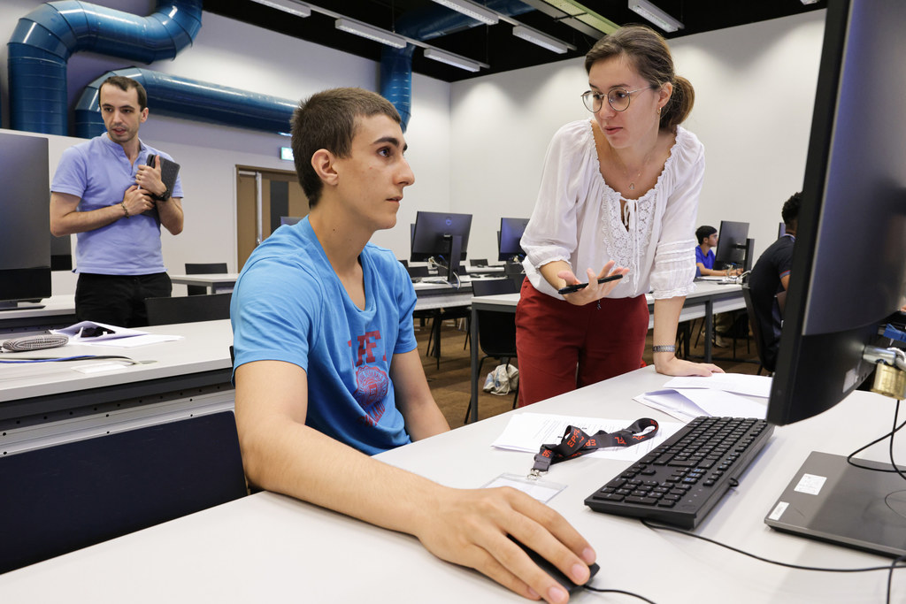 Help your peers. © EPFL - Alain Herzog