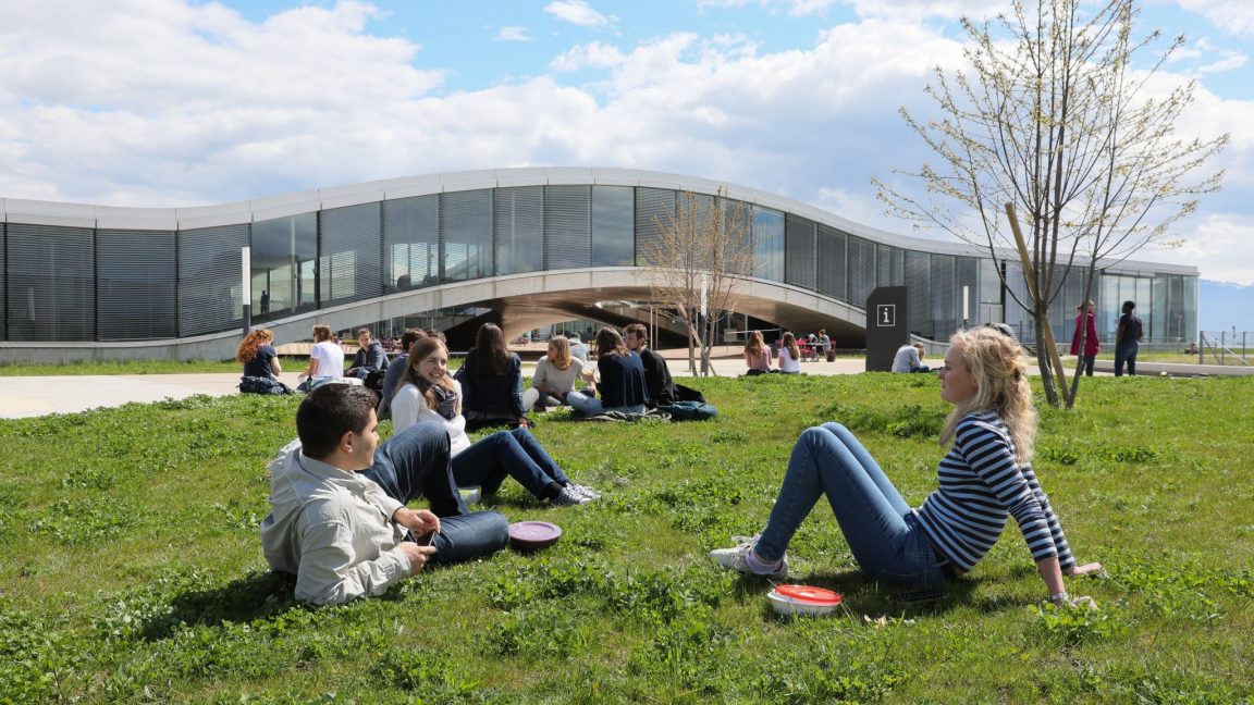 Etudiants Devant RLC 1152x648