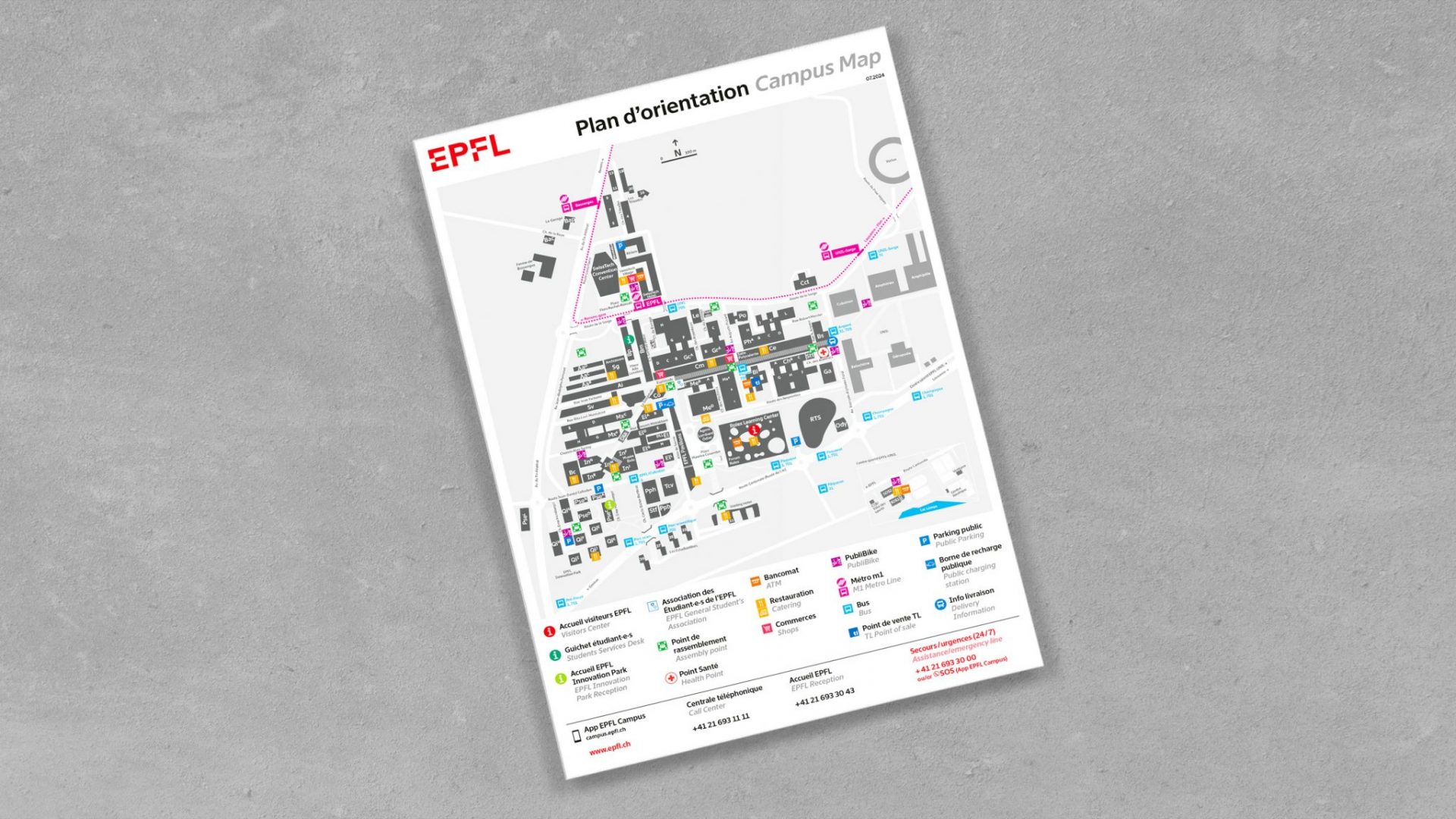 Image de synthèse représentant le plan du campus EPFL à Ecublens, imprimé sur une feuille et posé sur un sol minéral