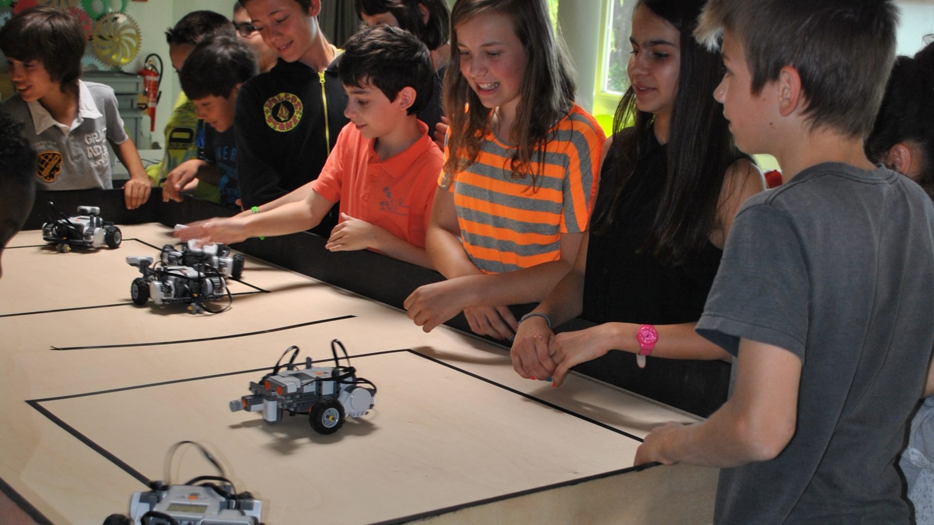 Construire et programmer un robot Promotion de l éducation et des sciences EPFL